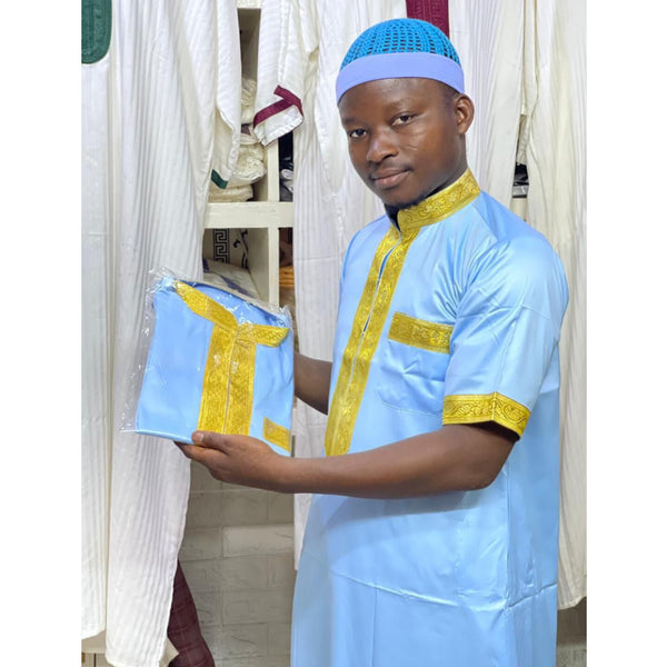 Qamis Céleste Élégant avec Broderies Royales Dorées